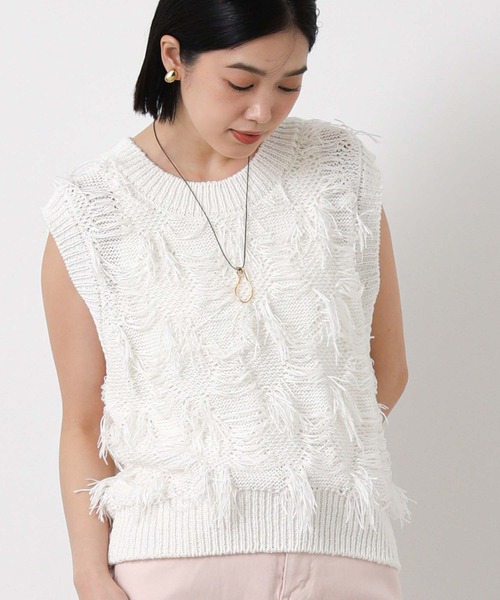 Gready Brilliant(グレディブリリアン)の「フリンジテープヤーンVネックニット(ニット/セーター・レディース・オフホワイト/ベージュ・38)」の1枚目の写真