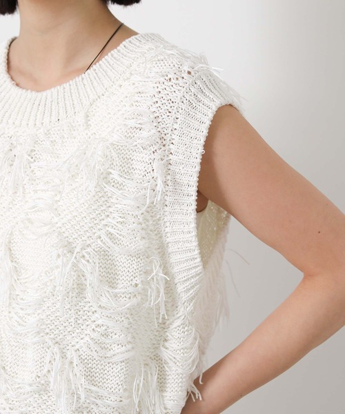 Gready Brilliant(グレディブリリアン)の「フリンジテープヤーンVネックニット(ニット/セーター・レディース・オフホワイト/ベージュ・38)」の13枚目の写真