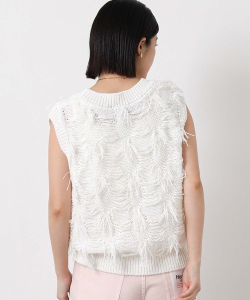 Gready Brilliant(グレディブリリアン)の「フリンジテープヤーンVネックニット(ニット/セーター・レディース・オフホワイト/ベージュ・38)」の4枚目の写真