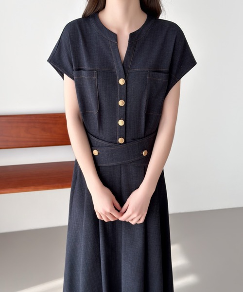 ABITOKYO（アビトーキョー）の「ゴールドボタンキーネックデニム風ワンピース（ワンピース・レディース・ブラック/ネイビー・L/M/XL）」の4枚目の写真
