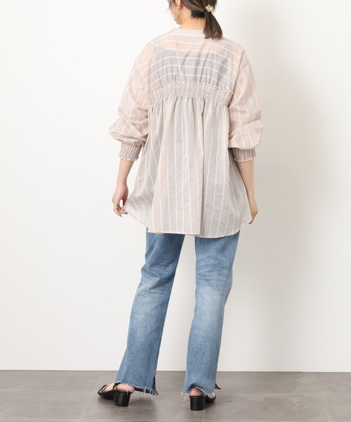 EGLANTINE(エグランティーヌ)の「EGLANTINE バックギャザー シアーストライプブラウス(シャツ/ブラウス・レディース・サンドベージュ/サックスブルー・38)」の20枚目の写真