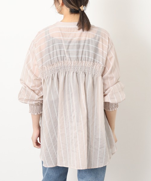EGLANTINE(エグランティーヌ)の「EGLANTINE バックギャザー シアーストライプブラウス(シャツ/ブラウス・レディース・サンドベージュ/サックスブルー・38)」の15枚目の写真