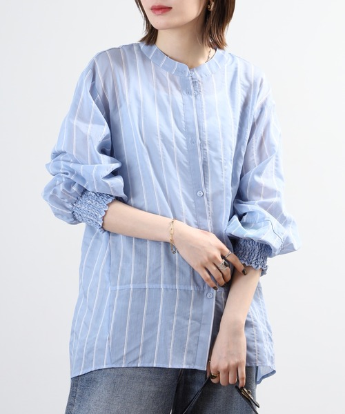 EGLANTINE(エグランティーヌ)の「EGLANTINE バックギャザー シアーストライプブラウス(シャツ/ブラウス・レディース・サンドベージュ/サックスブルー・38)」の3枚目の写真