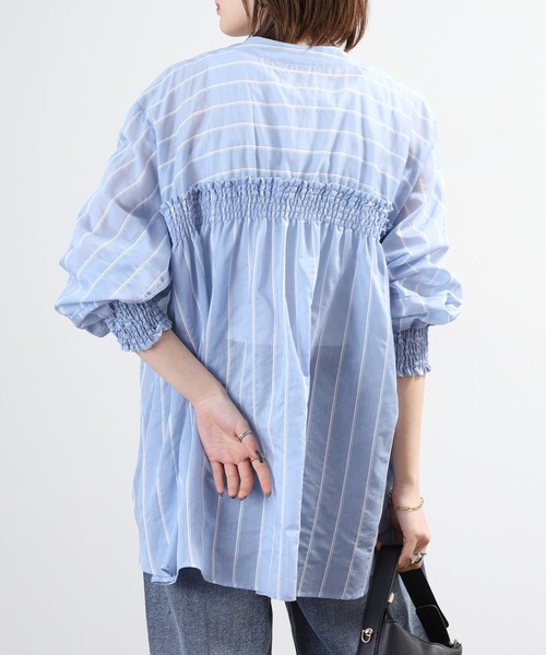 EGLANTINE(エグランティーヌ)の「EGLANTINE バックギャザー シアーストライプブラウス(シャツ/ブラウス・レディース・サンドベージュ/サックスブルー・38)」の6枚目の写真