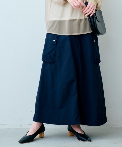 IEDIT(イディット)の「IEDIT 艶(つや)感が大人カジュアルな 撥水(はっすい)&UVカットのカーゴスカート(スカート・レディース・カーキ/ネイビー・3L/LL/L/M/SP/4L)」の1枚目の写真
