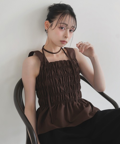 LIAN(リアン)の「チョーカー付きシャーリングペプラムトップス(キャミソール・レディース・ブラック/ブルー/オフホワイト/ブラウン・FREE)」の3枚目の写真