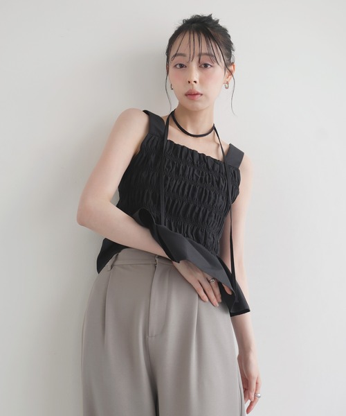 LIAN(リアン)の「チョーカー付きシャーリングペプラムトップス(キャミソール・レディース・ブラック/ブルー/オフホワイト/ブラウン・FREE)」の6枚目の写真
