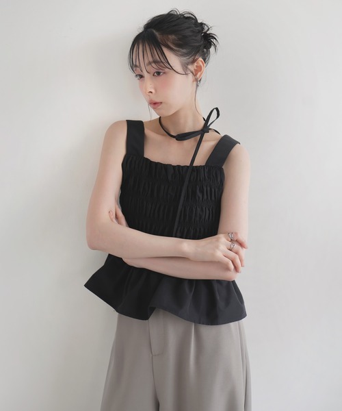 LIAN(リアン)の「チョーカー付きシャーリングペプラムトップス(キャミソール・レディース・ブラック/ブルー/オフホワイト/ブラウン・FREE)」の7枚目の写真