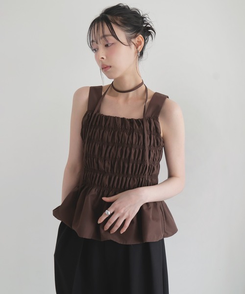 LIAN(リアン)の「チョーカー付きシャーリングペプラムトップス(キャミソール・レディース・ブラック/ブルー/オフホワイト/ブラウン・FREE)」の11枚目の写真