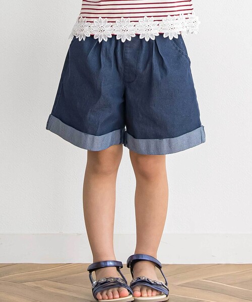 BeBe Petits Pois Vert(ベベプチポワヴェール)の「【店舗限定】裾折り返しデニムショートパンツ(95~160cm)(デニムパンツ・キッズ・ネイビー/グレー・120cm/150cm/160cm/140cm/110cm/130cm)」の1枚目の写真
