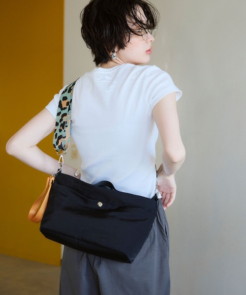 ELLEgirl（エルガール）の「撥水 2wayショルダーバッグ L（ショルダーバッグ・レディース・ブラック系その他/ブラック・FREE）」の2枚目の写真