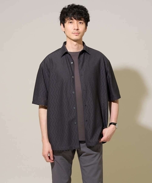 a.v.v（アーヴェヴェ）の「ワンランク上の印象を与えるカジュアルシャツ【イージーケア/洗濯機で洗える/毛玉になりにくい】スカシウェーブゴブソデオープンカラーシャツ（シャツ/ブラウス・メンズ・オレンジ/チャコールグレー/ピンク・46/48/50）」の11枚目の写真