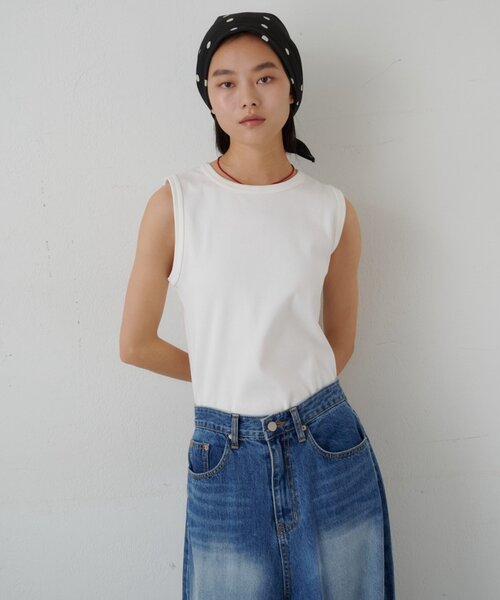 SHENERY（シーナリー）の「【5色展開】リブコンパクトノースリーブ（Tシャツ/カットソー・レディース・ホワイト/ブラック/レッド/ブラウン/ブルー系その他・FREE）」の2枚目の写真
