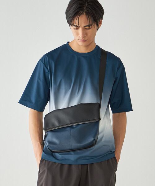 COMME CA ISM(コムサイズム)の「バイカラー ショルダーバッグ(ショルダーバッグ・メンズ・ブラック×グレー/ブラック×ブルー・FREE)」の2枚目の写真