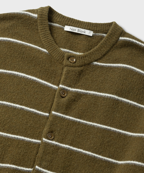 NONBLANK（ノンブランク）の「ウールブレンドクルーネックカーディガン_KHAKI（カーディガン/ボレロ・メンズ・カーキ・MEDIUM/LARGE/X-LARGE）」の3枚目の写真
