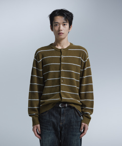 NONBLANK（ノンブランク）の「ウールブレンドクルーネックカーディガン_KHAKI（カーディガン/ボレロ・メンズ・カーキ・MEDIUM/LARGE/X-LARGE）」の9枚目の写真
