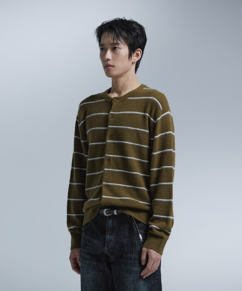 NONBLANK（ノンブランク）の「ウールブレンドクルーネックカーディガン_KHAKI（カーディガン/ボレロ・メンズ・カーキ・MEDIUM/LARGE/X-LARGE）」の11枚目の写真