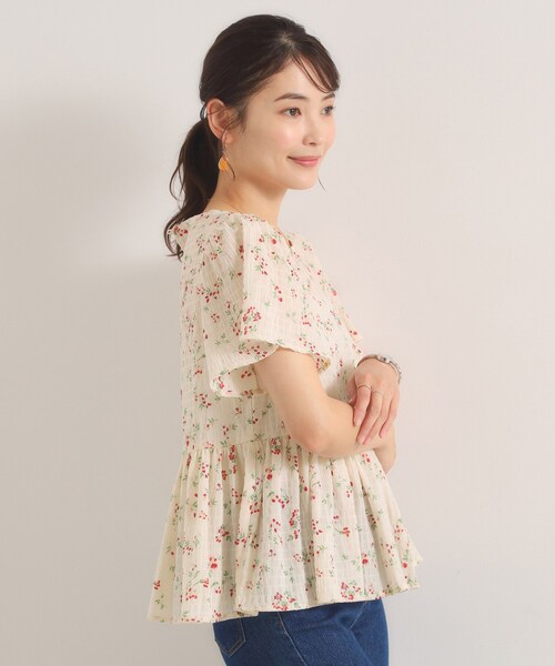 ITS'DEMO(イッツデモ)の「花柄シャーリングブラウス(シャツ/ブラウス・レディース・ホワイト系3/ブラック系/サックスブルー系・00)」の4枚目の写真
