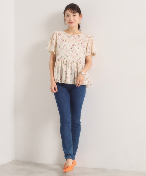 ITS'DEMO(イッツデモ)の「花柄シャーリングブラウス(シャツ/ブラウス・レディース・ホワイト系3/ブラック系/サックスブルー系・00)」の5枚目の写真