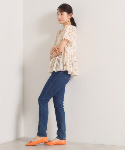 ITS'DEMO(イッツデモ)の「花柄シャーリングブラウス(シャツ/ブラウス・レディース・ホワイト系3/ブラック系/サックスブルー系・00)」の6枚目の写真