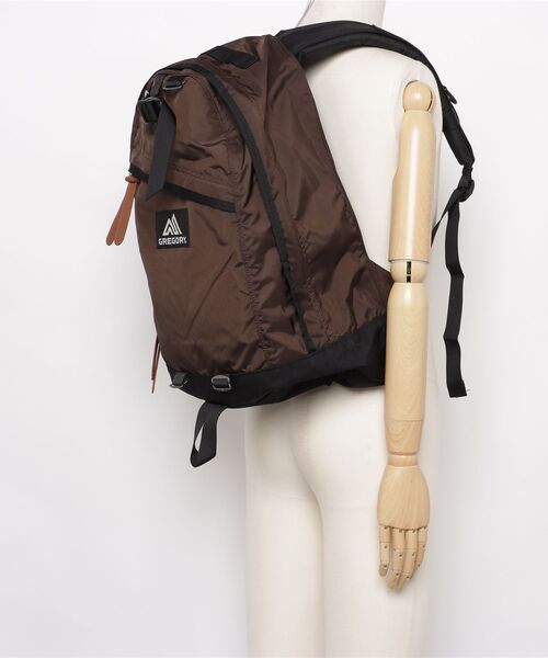 GREGORY(グレゴリー)の「デイパック DAYPACK ウォルナットブラウン(バックパック/リュック・メンズ・ブラウン系・-)」の12枚目の写真