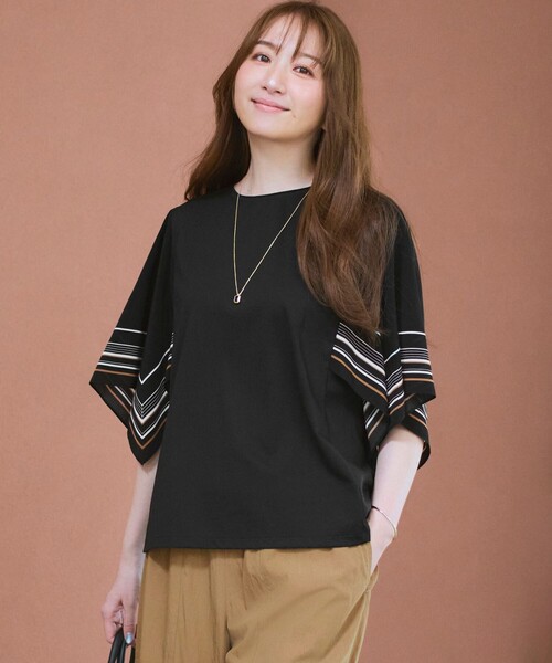 23区 L(ニジュウサンクオオキイサイズ)の「スカーフコンビ デザインスリーブ カットソー(Tシャツ/カットソー・レディース・ダークブラウン系/ブラック系/ホワイト系・44/46)」の1枚目の写真