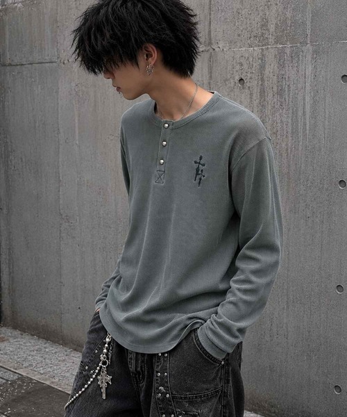 8(eight)(エイト)の「クロス刺繍 ワッフルヘンリーネックロンT(Tシャツ/カットソー・メンズ・ブラック/チャコール/レッド・MEDIUM/LARGE)」の2枚目の写真
