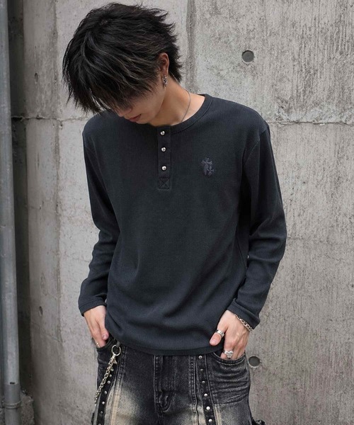 8(eight)(エイト)の「クロス刺繍 ワッフルヘンリーネックロンT(Tシャツ/カットソー・メンズ・ブラック/チャコール/レッド・MEDIUM/LARGE)」の1枚目の写真