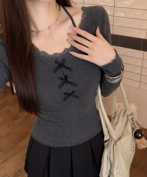 Achic(アシック)の「デコルテ映えレース付きリボントップス(Tシャツ/カットソー・レディース・ダークグレー・M)」の4枚目の写真