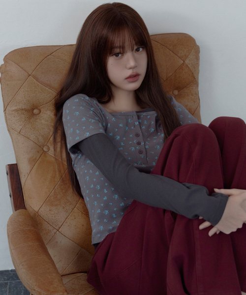 ROLAROLA(ロラロラ)の「フラワーレイヤード ヘンリーネック 長袖 GY+CH(Tシャツ/カットソー・レディース・グレー・MEDIUM/SMALL)」の1枚目の写真