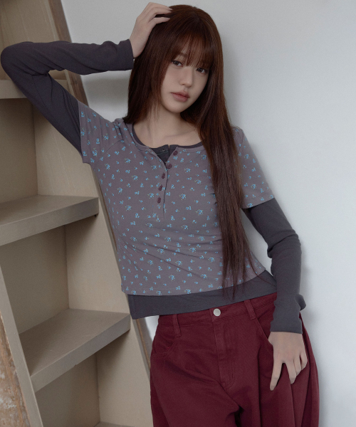 ROLAROLA(ロラロラ)の「フラワーレイヤード ヘンリーネック 長袖 GY+CH(Tシャツ/カットソー・レディース・グレー・MEDIUM/SMALL)」の2枚目の写真