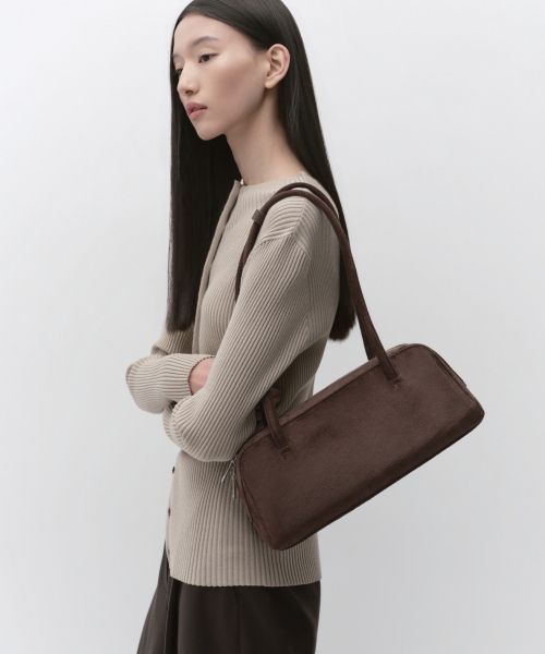 MUSINSA STANDARD WOMAN（ムシンサスタンダードウーマン）の「ウィメンズ シンセティックスウェード ダックスフント ショルダーバッグ [ダークブラウン]（ショルダーバッグ・レディース・その他・F）」の3枚目の写真