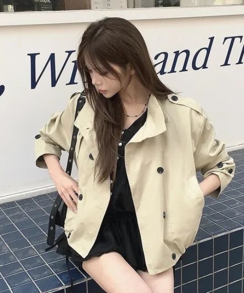 AVYL(アヴィル)の「スタンドカラー トレンチショートブルゾン(ブルゾン・レディース・ブラック/ベージュ・M)」の1枚目の写真
