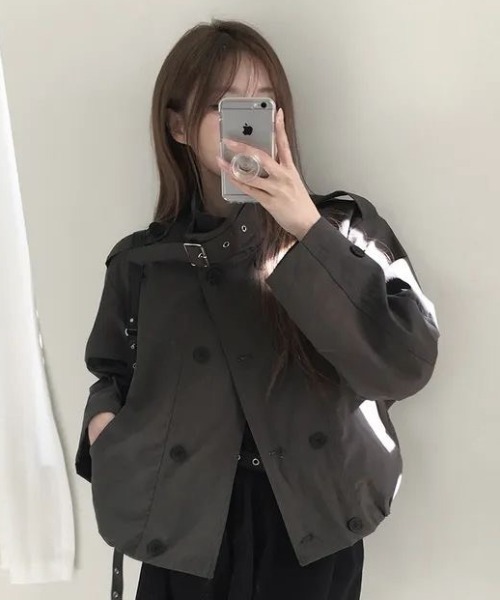 AVYL(アヴィル)の「スタンドカラー トレンチショートブルゾン(ブルゾン・レディース・ブラック/ベージュ・M)」の5枚目の写真