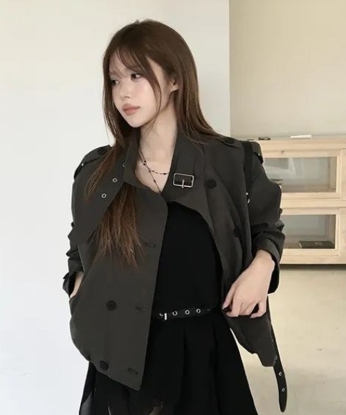 AVYL(アヴィル)の「スタンドカラー トレンチショートブルゾン(ブルゾン・レディース・ブラック/ベージュ・M)」の4枚目の写真