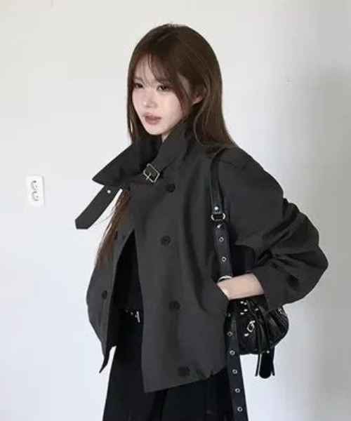 AVYL(アヴィル)の「スタンドカラー トレンチショートブルゾン(ブルゾン・レディース・ブラック/ベージュ・M)」の3枚目の写真