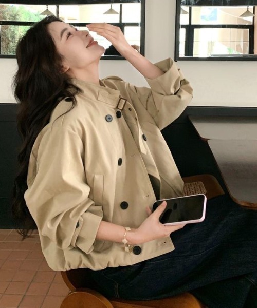 AVYL(アヴィル)の「スタンドカラー トレンチショートブルゾン(ブルゾン・レディース・ブラック/ベージュ・M)」の17枚目の写真