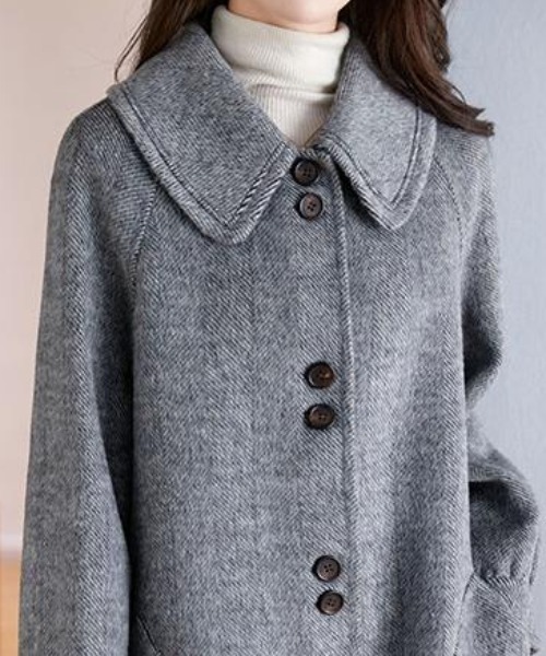 AMAJI(アマジ)の「スリム チェスターコート(チェスターコート・レディース・ブラック/グレー/レッド・MEDIUM/LARGE/X-LARGE)」の5枚目の写真