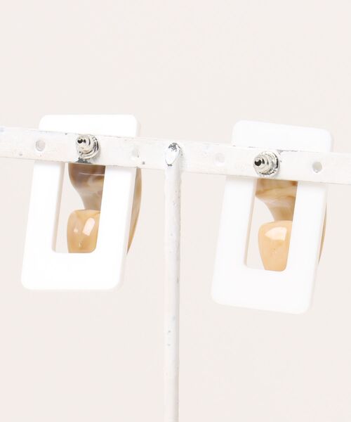 tone（トーン）の「【Noll】SQUARE PIERCE 08（ピアス（両耳用）・レディース・ホワイト/ブラック・FREE）」の3枚目の写真