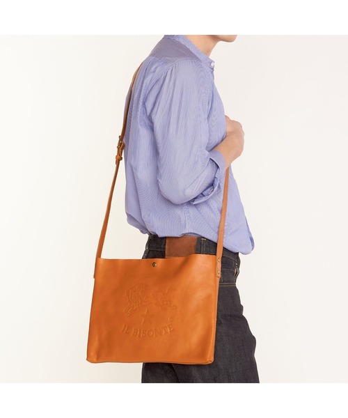 IL BISONTE(イルビゾンテ)の「IL BISONTE/ ORIGINAL LEATHER / クロスボディバッグ(ショルダーバッグ・レディース・グレー/ナチュラル/ライトブラウン/ブラック/オリーブ/オレンジ/ダークブラウン/レッド/グリーン/レンガ/ネイビー/ホワイト・FREE)」の14枚目の写真