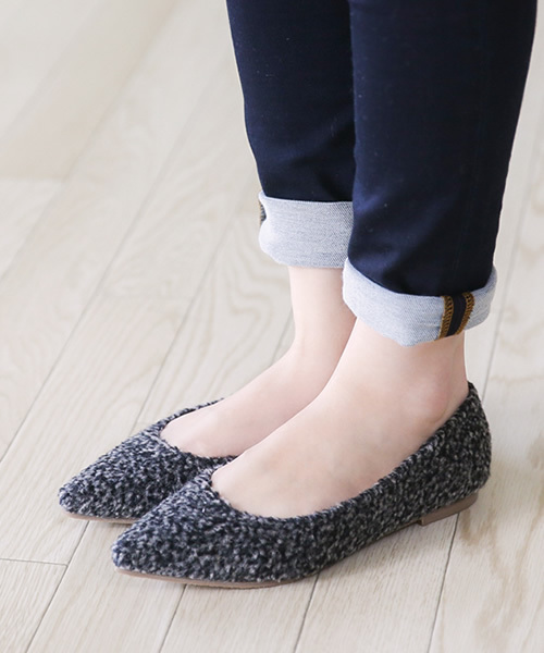 menue(メヌエ)の「ポインテッドトゥ フラットヒール パンプス(パンプス・レディース・イエロー/グリーン系その他/その他1/ネイビー/その他2/パイソン/ブラック/グレイッシュベージュ/サーモンピンク/グレー/ブルー/シルバー/レッド/レッド系その他/ブラック系その他/ブラック系その他2/ブルー系その他/その他3/チャコール/ブラウン/ブラウン系その他/レッド系その他2/グレイッシュブルー/その他4/ベージュ系その他2/レオパード/グリーン/ベージュ系その他/イエロー系その他/アイボリー/グレー系その他/ブラック系その他3/ブラック系その他4/レッド系その他3/シルバー系1・22.0cm/21.5cm/24.5cm/25.5cm/24.0cm/26.0cm/22.5cm/23.5cm/23.0cm/25.0cm)」の4枚目の写真