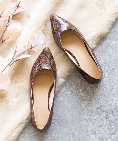 menue(メヌエ)の「ポインテッドトゥ フラットヒール パンプス(パンプス・レディース・イエロー/グリーン系その他/その他1/ネイビー/その他2/パイソン/ブラック/グレイッシュベージュ/サーモンピンク/グレー/ブルー/シルバー/レッド/レッド系その他/ブラック系その他/ブラック系その他2/ブルー系その他/その他3/チャコール/ブラウン/ブラウン系その他/レッド系その他2/グレイッシュブルー/その他4/ベージュ系その他2/レオパード/グリーン/ベージュ系その他/イエロー系その他/アイボリー/グレー系その他/ブラック系その他3/ブラック系その他4/レッド系その他3/シルバー系1・22.0cm/21.5cm/24.5cm/25.5cm/24.0cm/26.0cm/22.5cm/23.5cm/23.0cm/25.0cm)」の11枚目の写真