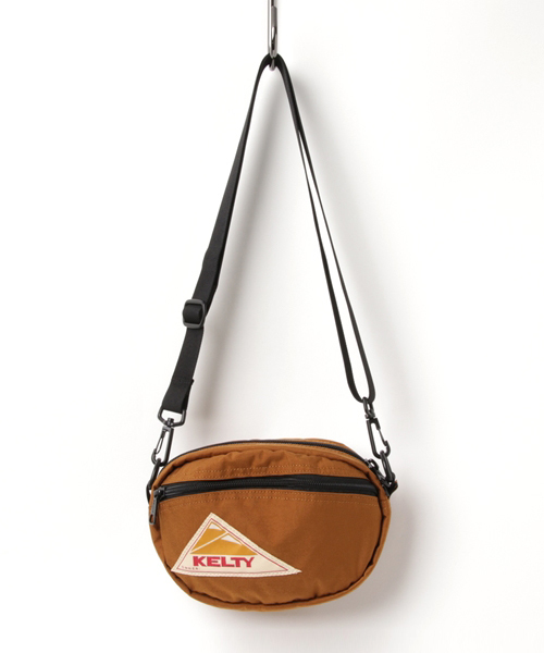 KELTY（ケルティ）の「【KELTY/ケルティ】ナイロンポーチ　オーバルショルダーバッグS / OVAL SHOULDER S（ショルダーバッグ・メンズ・オリーブ/タン/サンドベージュ/グレー/オリーブドラブ/レッド/ネイビー/ブラウン系その他/ブラック/マスタード/ブルー/ダークグレー/ピンク/パープル/グリーン・FREE）」の5枚目の写真