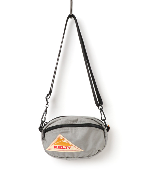 KELTY（ケルティ）の「【KELTY/ケルティ】ナイロンポーチ　オーバルショルダーバッグS / OVAL SHOULDER S（ショルダーバッグ・メンズ・オリーブ/タン/サンドベージュ/グレー/オリーブドラブ/レッド/ネイビー/ブラウン系その他/ブラック/マスタード/ブルー/ダークグレー/ピンク/パープル/グリーン・FREE）」の3枚目の写真