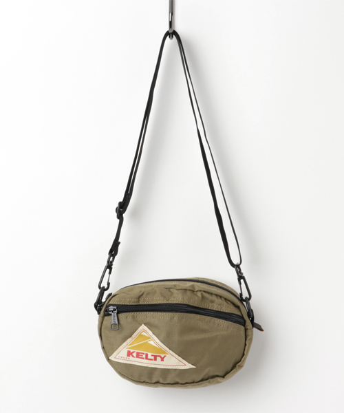 KELTY（ケルティ）の「【KELTY/ケルティ】ナイロンポーチ　オーバルショルダーバッグS / OVAL SHOULDER S（ショルダーバッグ・メンズ・オリーブ/タン/サンドベージュ/グレー/オリーブドラブ/レッド/ネイビー/ブラウン系その他/ブラック/マスタード/ブルー/ダークグレー/ピンク/パープル/グリーン・FREE）」の7枚目の写真