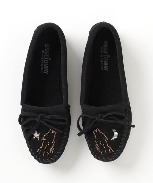 Minnetonka（ミネトンカ）の「ビーズ刺繍キルティスエードモカシン（モカシン/デッキシューズ・レディース・ブラック・6/5.5）」の2枚目の写真