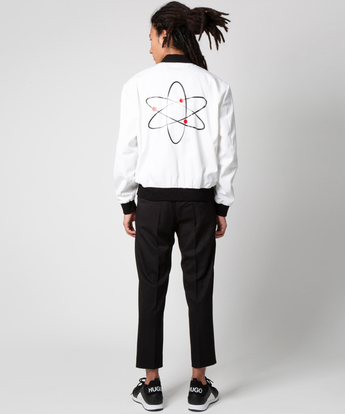 HUGO(ヒューゴ)の「スリムフィット ボンバージャケット ウィズ アトムプリント(ブルゾン・メンズ・ホワイト・S/L/XS/M)」の4枚目の写真
