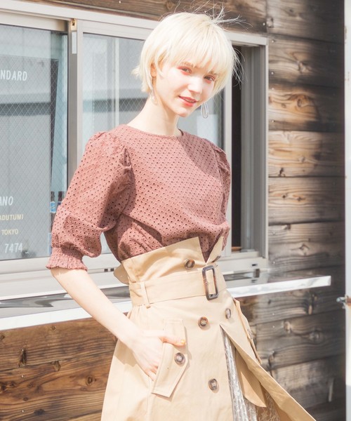 archives(アルシーヴ)の「コットンレースシャーリングブラウス(シャツ/ブラウス・レディース・ブラック/オフホワイト/モカ・MEDIUM)」の3枚目の写真