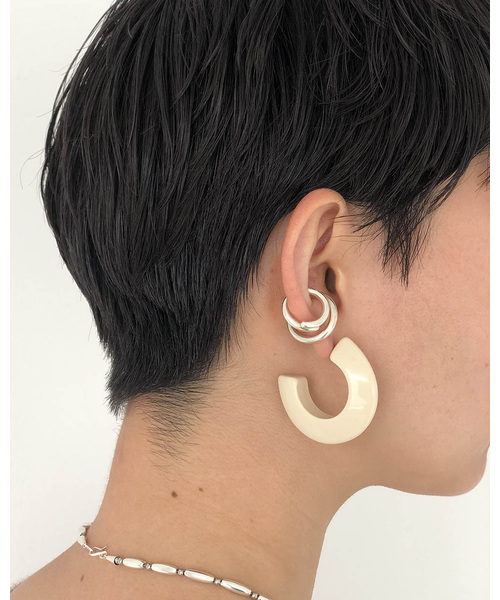 TODAYFUL（トゥデイフル）の「アクリルフープピアス（ピアス（両耳用）・レディース・ブラック/ベージュ/マルチ・FREE）」の2枚目の写真