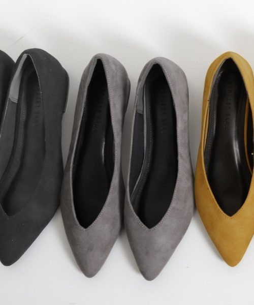 KOBE LETTUCE（コウベレタス）の「Vカットちびチャンキーヒールパンプス（パンプス・レディース・グレイッシュベージュ/パイソン/ワイン/その他/マスタード/ブラック・M/L/LL/S）」の2枚目の写真